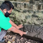 Roby Wijanarko, Kasun Sugihwaras Desa Klanderan, Kecamatan Plosoklaten, Kabupaten Kediri, saat menunjukkan benda yang diduga cagar budaya. foto: MUJI HARJITA/ BANGSAONLINE