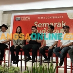 Bupati Kediri, Hanindhito Himawan Pramana (pegang mik), bersama personel Padi Reborn dan Raisa saat konferensi pers. Foto: MUJI HARJITA/BANGSAONLINE
