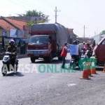 Jalan di perempatan Duduksampeyan yang padat kendaraan. foto: syuhud/ BANGSAONLINE