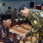 Kenangan Wali Kota Kediri Abdullah Abu Bakar bersama mantan Wali Kota Kediri HA Maschut saat bertemu di sebuah acara sebelum pandemi melanda. foto: ist.