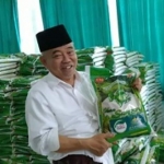 Prof. Dr. KH. Asep Saifuddin Chalim, M.A., menunjukkan beras yang dibagikan kepada masyarakat. Beras itu diberi label ASC Foundation, lembaga nirlaba yang punya misi: hanya memberi untuk berbagi, tidak menerima bantuan dari pihak manapun. foto: mma/ bangsaonline.com