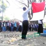 Lintas komunitas pemuda saat mengikuti upacara peringatan kemerdekaan RI di depan kampus Undar, Kamis (17/8). foto: ROMZA/ BANGSAONLINE