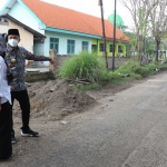 SIDAK: Bupati Sidoarjo Ahmad Muhdlor meninjau perbaikan jalan Karangpuri Wonoayu, Rabu (31/3/2021). foto: ist.