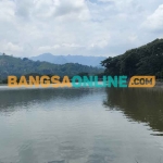 Waduk Siman dengan latar belakang pegunungan dan warung kuliner. Foto: MUJI HARJITA/BANGSAONLINE