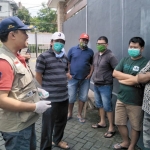 Satgas Covid-19 Kecamatan Junrejo menjelaskan hasil pertemuannya dengan IAG kepada perwakilan warga Perum Mountain View Residence, Minggu (14/6).