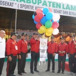 Bupati Lamongan Yuhronur Efendi dalam pembukaan Pekan Olahraga dan Seni (Porseni) tingkat MI di lingkungan Kementerian Agama (Kemenag) Kabupaten Lamongan Tahun 2023 di Halaman MI Murni Sunan Drajat, Rabu (5/7/2023).