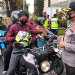 Wakapolres Batu Kompol Suharsono saat memimpin pembagian masker gratis kepada para pengguna jalan.