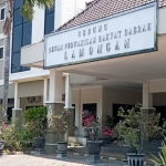 Suasana kantor DPRD Lamongan yang tampak sepi.