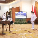 Gubernur Jawa Timur Khofifah Indar Parawansa secara resmi melantik Indrata Nur Bayuaji sebagai Bupati Pacitan dan Gagarin sebagai Wakil Bupati Pacitan hasil Pilkada Serentak Kabupaten/Kota di Provinsi Jawa Timur Tahun 2020 di Gedung Negara Grahadi Surabaya, Senin (26/4/2021).