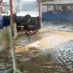 Air laut menerjang bibir pantai hingga masuk ke warung-warung yang berada di pinggir pantai.