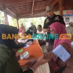 Ketua Yayasan Pare Penuh Kasih, Marijem, saat memeriksa tekanan darah salah satu warga. Foto: MUJI HARJITA/BANGSAONLINE