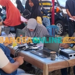 Petugas Dispendukcapil Kabupaten Madiun Melayani pembuatan KTP warga. Foto: HENDRO SUHARTONO/BANGSAONLINE