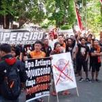 KECEWA: Para suporter Persibo Bojonegoro, Boro Mania saat menggelar aksi demo di gedung DPRD. Mereka kecewa karena pengurus baru belum melakukan kinerja. (ft: eky nurhadi/ BANGSAONLINE)