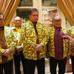 Airlangga Hartarto (Tengah), Ketua Umum Partai Golkar.