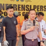 Kapolres Gresik AKBP Kusworo Wibowo saat mengekspos 2 tersangka prostitusi online. foto: SYUHUD/ BANGSAONLINE