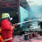 Simulasi penanganan kebakaran yang digelar UPT Damkar Kota Mojokerto.