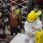 Wali Kota Mojokerto, Ika Puspitasari saat memimpin langsung rapid test  terhadap pengunjung warkop.