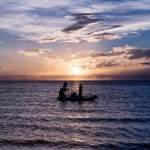 Ilustrasi orang mancing di laut. 