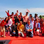 Ketum PSI, Kaesang Pangarep, saat foto bersama di sela-sela kampanye akbar di Stadion Lokajaya Tuban.