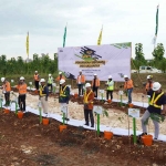 Penanaman kaliandra merah saat peringatan Bulan K3 di lahan pascatambang batu kapur, Pabrik Tuban, Jawa Timur. Foto: Ist
