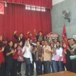 Kader DPC PDIP Gunung Kidul dan Trenggalek foto Bersama di aula gedung DPC PDIP Trenggale. foto: HERMAN/ BANGSAONLINE