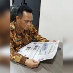 Mahmud saat ngantor di ruang Fraksi Nasdem. foto: ist