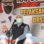 Gubernur Khofifah saat sambutan. (foto: ist)