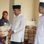 Kapolres Blitar AKBP Anissullah M Ridha saat membagikan daging hewan qurban, Ahad (11/8/2019).