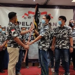 Ketua DPD Barisan Pemuda Nusantara (Bapera) Provinsi Jawa Timur Mesak Paidjala melantik Ketua Bapera Kabupaten Sidoarjo Waras Sugiono di Fave Hotel Sidoarjo, Sabtu (20/3/2021) malam. foto: ist.