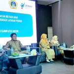 Keterangan foto dari kanan: M. Syuhud AM selaku moderator; Kepala Dinkes Gresik, Mukhibatul Khusnah; Kabid Kesmas Dinkes Gresik, Anik Luthfiyah; anggota Fraksi Gerindra, Lutfi Dawam; dan Ketua KWG, Miftahul Arif.