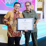 Direktur Utama Petrokimia Gresik, Dwi Satriyo Annurogo (kiri) bersama dengan Hermawan Kartajaya, Founder & Chairman MarkPlus Inc, usai  menerima  penghargaan Presidential Award 2022 dari ICSB Indonesia. foto: ist.