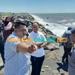 Anggota Komisi III DPRD Situbondo saat sidak ke tambak udang di Dusun Padegan, Desa Tanjung Kamal, Kecamatan Mangaran. Foto: SYAIFUL BAHRI/BANGSAONLINE