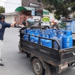 Para anggota KPU Kabupaten Mojokerto saat bagi-bagi masker ke pengguna jalan.