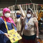 Gubernur Jawa Timur Khofifah Indar Parawansa sempat blusukan di Pasar Mama-Mama Papua, Kota Jayapura, Minggu (3/10) malam . foto: Humas Pemprov Jatim