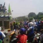 ORASI - Buruh Sidoarjo berorasi saat berorasi di depan pintu gerbang Perum Puri Surya Jaya Gedangan, Kamis (1/5/2014). foto : mustain/BangsaOnline