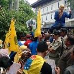 Aksi para aktivis PMII Lamongan saat demo di depan gedung dewan. foto: detik.com