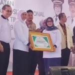 Bupati Jombang, Hj Mundjidah Wahab saat terima penghargaan.