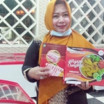 Lisdyarita saat menunjukan produksi ayam ungkep dalam bentuk frozen.