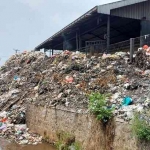 
Gunung sampah di TPS3R di Kecamatan Kandangan yang luberannya jatuh ke sungai, saat dicek oleh Tim FPRB Kabupaten Kediri. Foto: Muji Harjita/BANGSAONLINE.com 