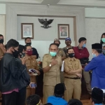 Mahasiswa PMII Bangkalan saat demo dan ditemui Kepala Disdik Bangkalan, Bambang Budi Mustika, Senin (27/7/2020).