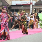 Modeling cilik berlenggak-lenggok menggunakan batik khas Ponorogo.