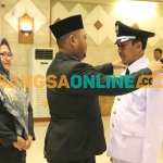 Bupati Gresik, Fandi Akhmad Yani, didampingi wakilnya, Aminatun Habibah, saat pelantikan kepala desa. Foto: SYUHUD/BANGSAONLINE