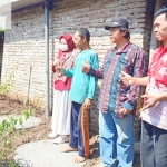 Warga penerima Program Jamban Pemkab Pasuruan.