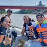 Tiga jurnalis yang ikut memantau kondisi Sungai Brantas dengan naik perahu karet.