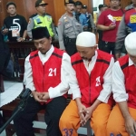 Tiga terdakwa pembakaran Polsek Tambelangan saat mengikuti persidangan.