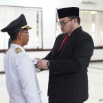 Bupati Kediri, Hanindhito Himawan Pramana, saat memasang PIN kepada salah seorang pejabat yang baru dilantik. Foto: Ist