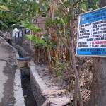 Bangunan drainase lama yang menempel di rumah salah seorang warga tanpa dibongkar. (foto: hadi prayitno/BANGSAONLINE)