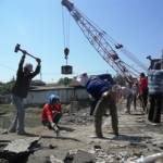 ?

Pekerja proyek tengah menggempur Jembatan Tulangan dengan cara manual. foto:daryanto/BANGSAONLINE