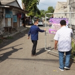 Petugas saat membuka pintu gerbang salah satu pasar hewan di Kota Kediri. Foto: Ist.