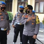 Kapolres Pasuruan AKBP. Rofiq Tipto Himawan mendampingin Kasubbidprovos Bidpropam Polda Jatim AKBP Tulus Juswantoro, saat meninjau pemeriksaan senpi di Mapolres Pasuruan.